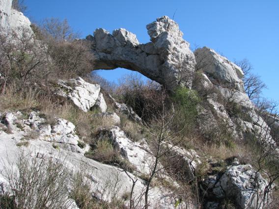 čudovit naravni most s šestmeterskim skalnim lokom