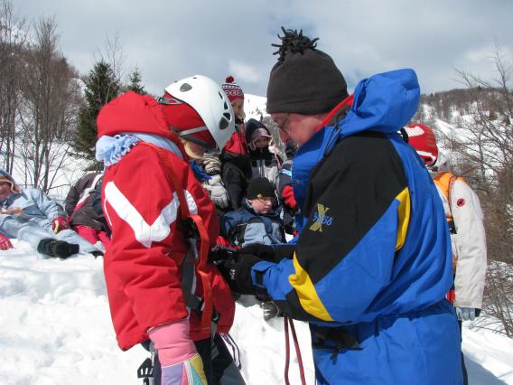 nadeli smo si čelade in plezalne pasove
