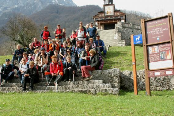 pred cerkvico sv. Duha na Javorci