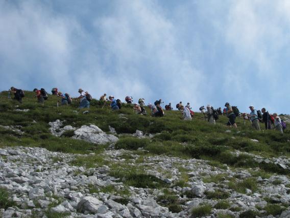 proti vrhu 1966 m visoke Rodice