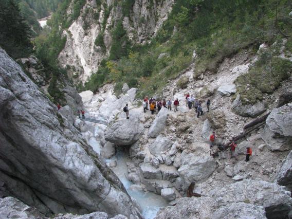 kar lepo število udeležencev se je povzpelo tudi do zgornjega Matuljkovega slapu, ki se v treh delih spušča preko 110 m visoke stene