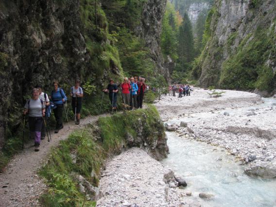 po uspešnem prečenju potoka Martuljek, je sledil sprehod po spodnjem delu soteske