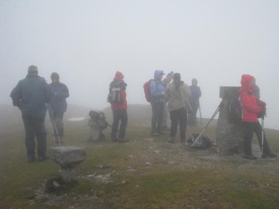 na vrhu pa megla in veter