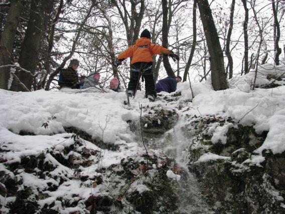 varovanje oz. spust preko strme stene je bil za mlade planince zanimiva, zahtevna zadeva