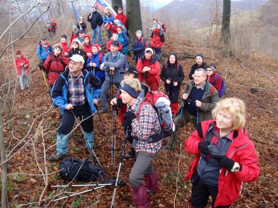 na Velikem vrhu je postavljeno obeležje slovenskemu tolarju