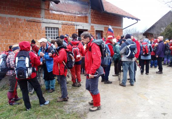 da so nas lahko vse pri Jagričevih na Osredku pogostili, so gospodinje pridno pekle