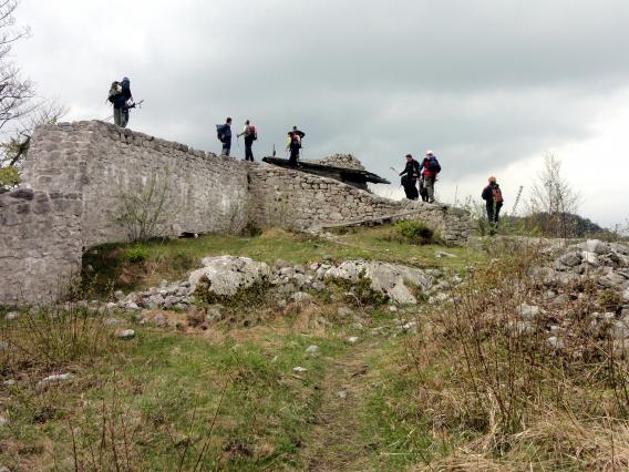 sprehod po ruševinah nekoč nezavzetega gradu