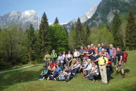 skupinska fotografija na Poldovem rovtu