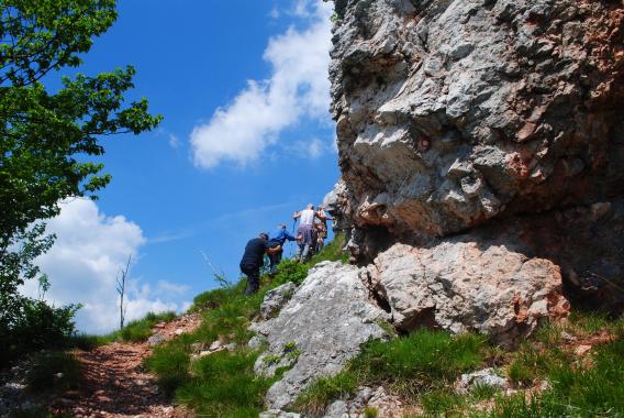 tik pod vrhom strme in kamnite Krvavice