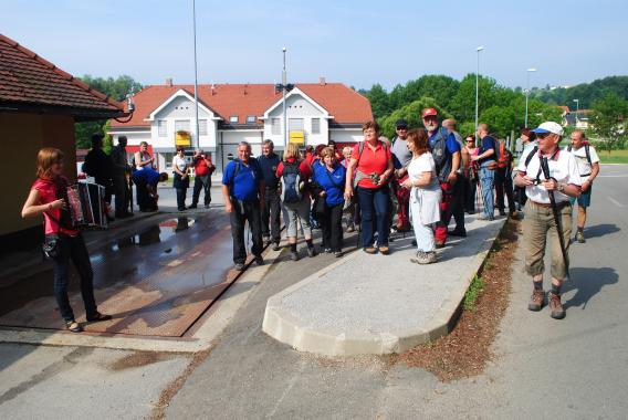 sprejem s harmoniko na postaji Ivankovci, od koder smo se napotili v Jeruzalem