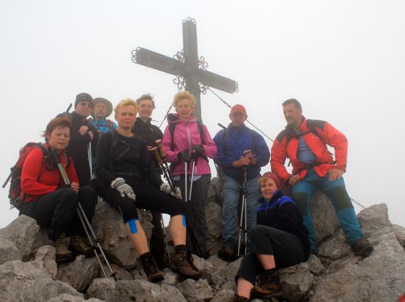 skupinska slika na vrhu Svačice, kot se vidi spet v megli in vetru