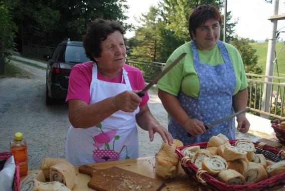Stana in Vesna sta za vse pohodnike spekli odlično ocvirkovko