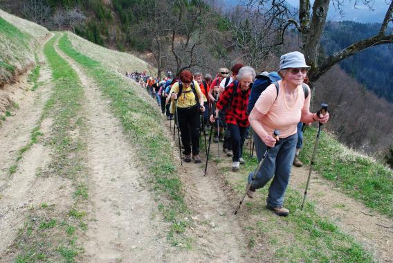 za nami je že večji del poti ... a na obrazih, kljub strmini, še vedno nasmeh