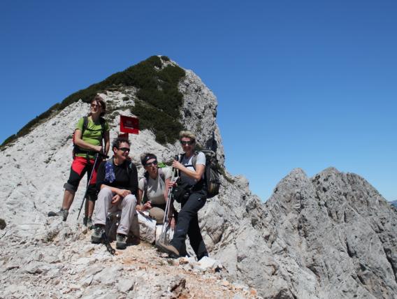 na sliki štiri ženske in dve babi