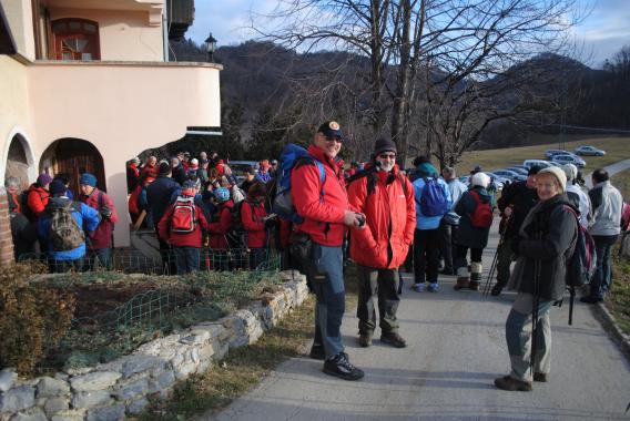 zjutraj smo se pohodniki zbrali pred domačijo Godlerjevih na Osredku