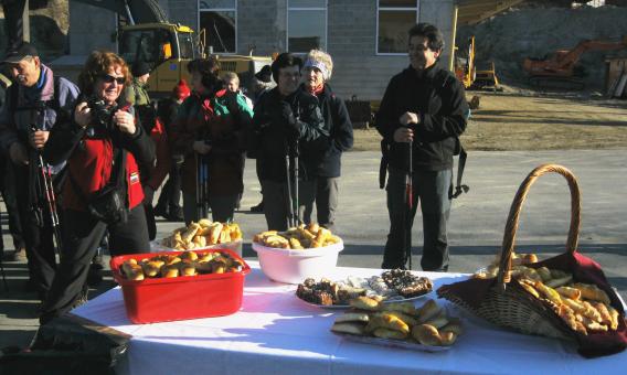 že kmalu so nas pred domom krajanov Osredek pričakale polne mize dobrot pridnih domačink