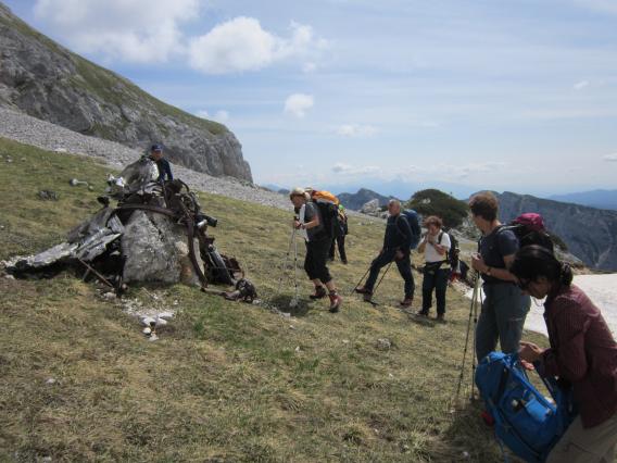 vidni ostanki bombnika, v ozadju Teme