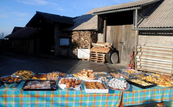 mizi sta se šibili pod težo dobrot, ki so jih napekle pridne domačinke