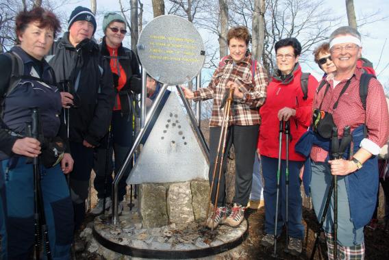na Velikem vrhu, ob pomniku slovenskemu tolarju