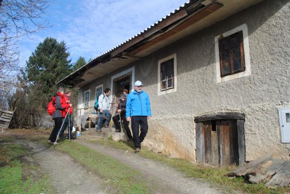 župan se vsako leto ustavi in pozdravi mamco, ki kljub visoki starosti živi v teh gričih sama