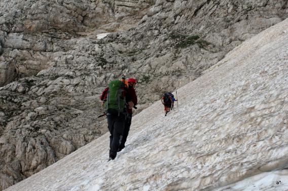 prečenje snežišča pred vstopom v kriško steno