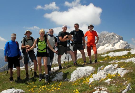 skupinica na vrhu Gubna, v ozadju Razor