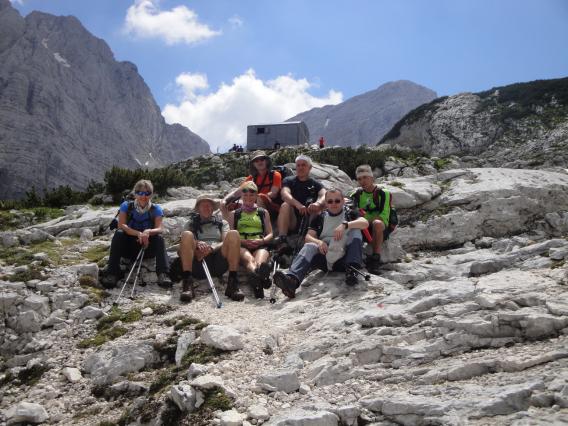 skupinska slika pod bivakom IV, v ozadju Stenar in Križ