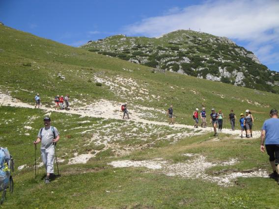  sestop mimo »mzlega studenca«, zadaj Obir