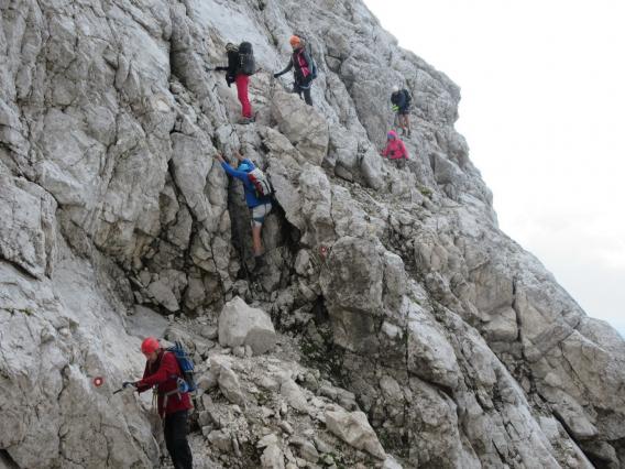 smer sestopa po kamniti zahodni strani Jalovca na Kotovo sedlo
