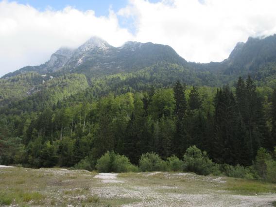 pogled iz Jezerske doline proti Jerebici, katere vrh je bil cel dan zavit v meglo