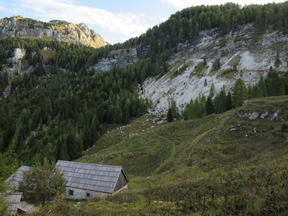 Planina Za skalo in pogled preko skoka v začetek Travnikove doline