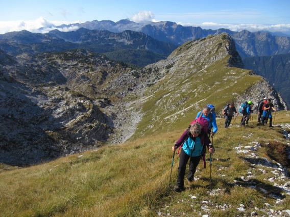 na grebenu proti vrhu Travnika
