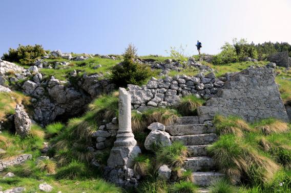ostaline vojaških objektov iz 1. svetovne vojne, ob poti med Snežno jamo in Krasjim vrhom