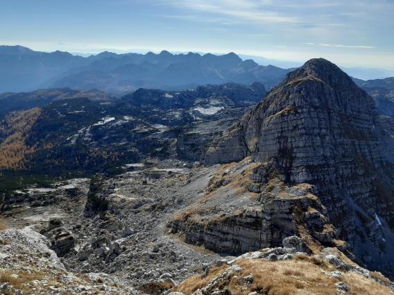 pogled z Vršaca na Čelo...Le kje je tu mogoče priti na vrh?...