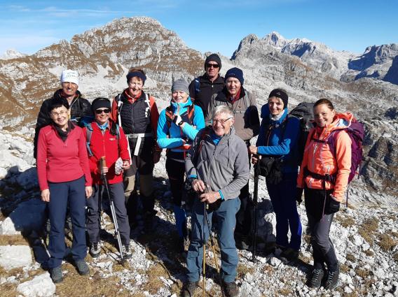 skupinska fotografija zadovoljnih in ponosnih udeležencev na vrhu Čela